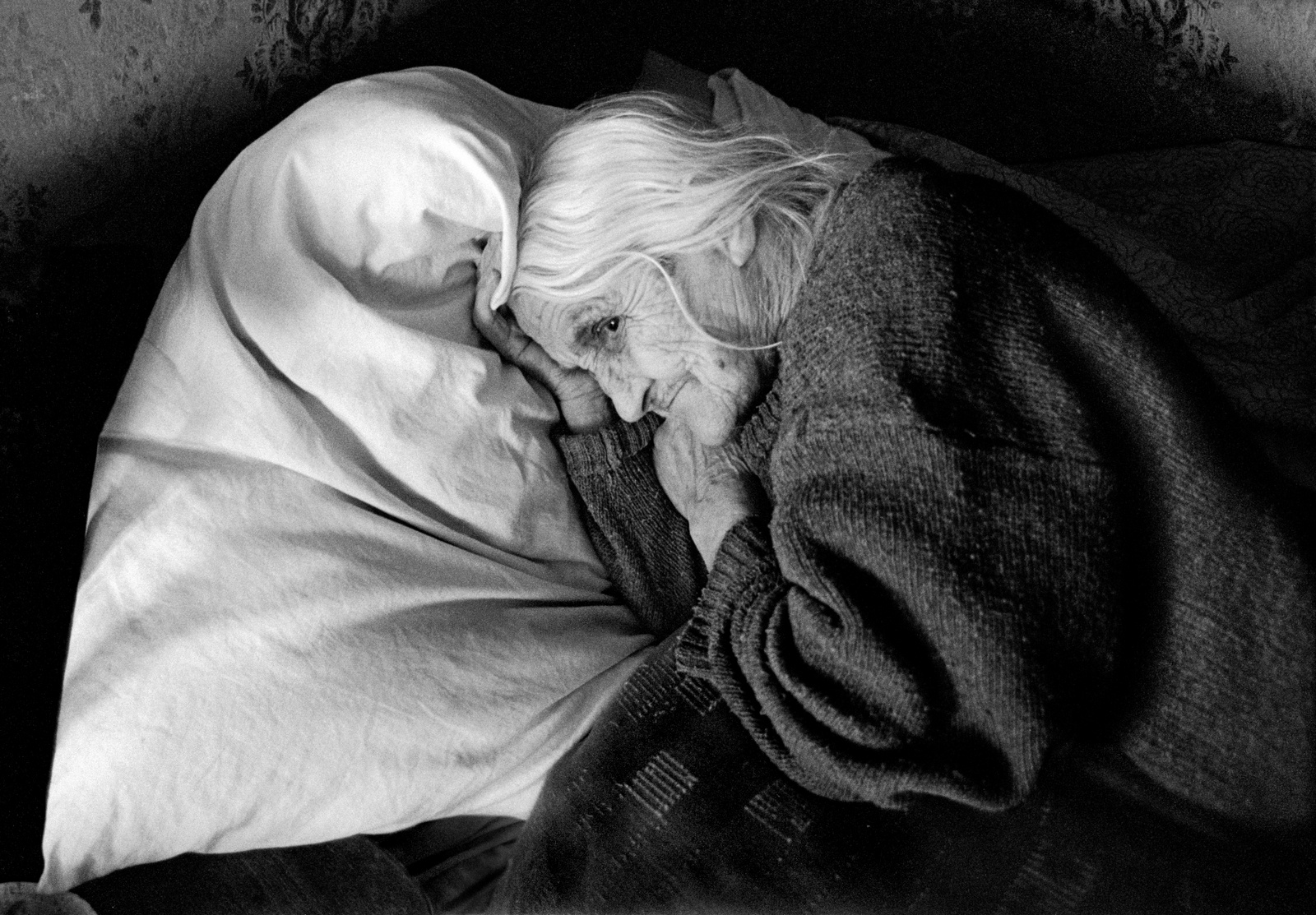 Умерший муж во сне обнимает. Старая мать. Объятия смерти. Старенькая мама.